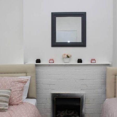 Newly Refurbished 3 Bed 2.5 Bath House In Staines Villa Eksteriør billede