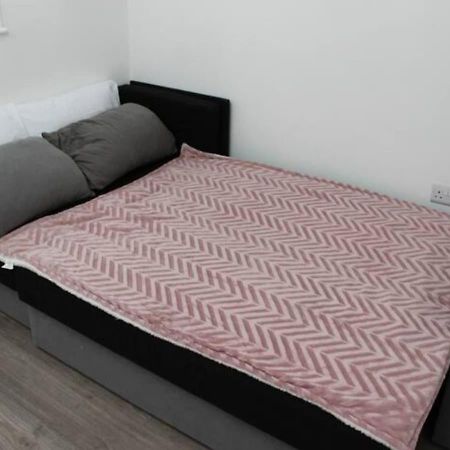 Newly Refurbished 3 Bed 2.5 Bath House In Staines Villa Eksteriør billede