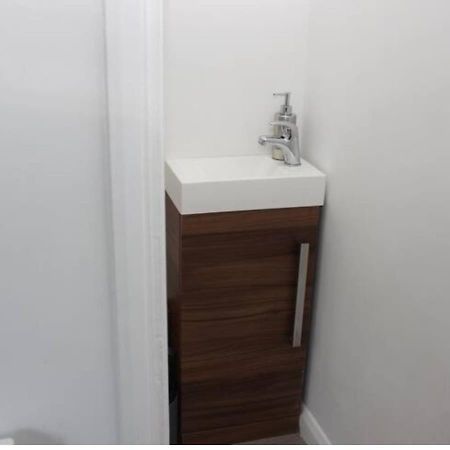 Newly Refurbished 3 Bed 2.5 Bath House In Staines Villa Eksteriør billede