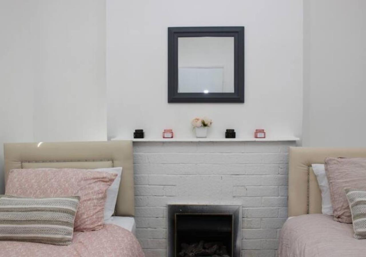 Newly Refurbished 3 Bed 2.5 Bath House In Staines Villa Eksteriør billede