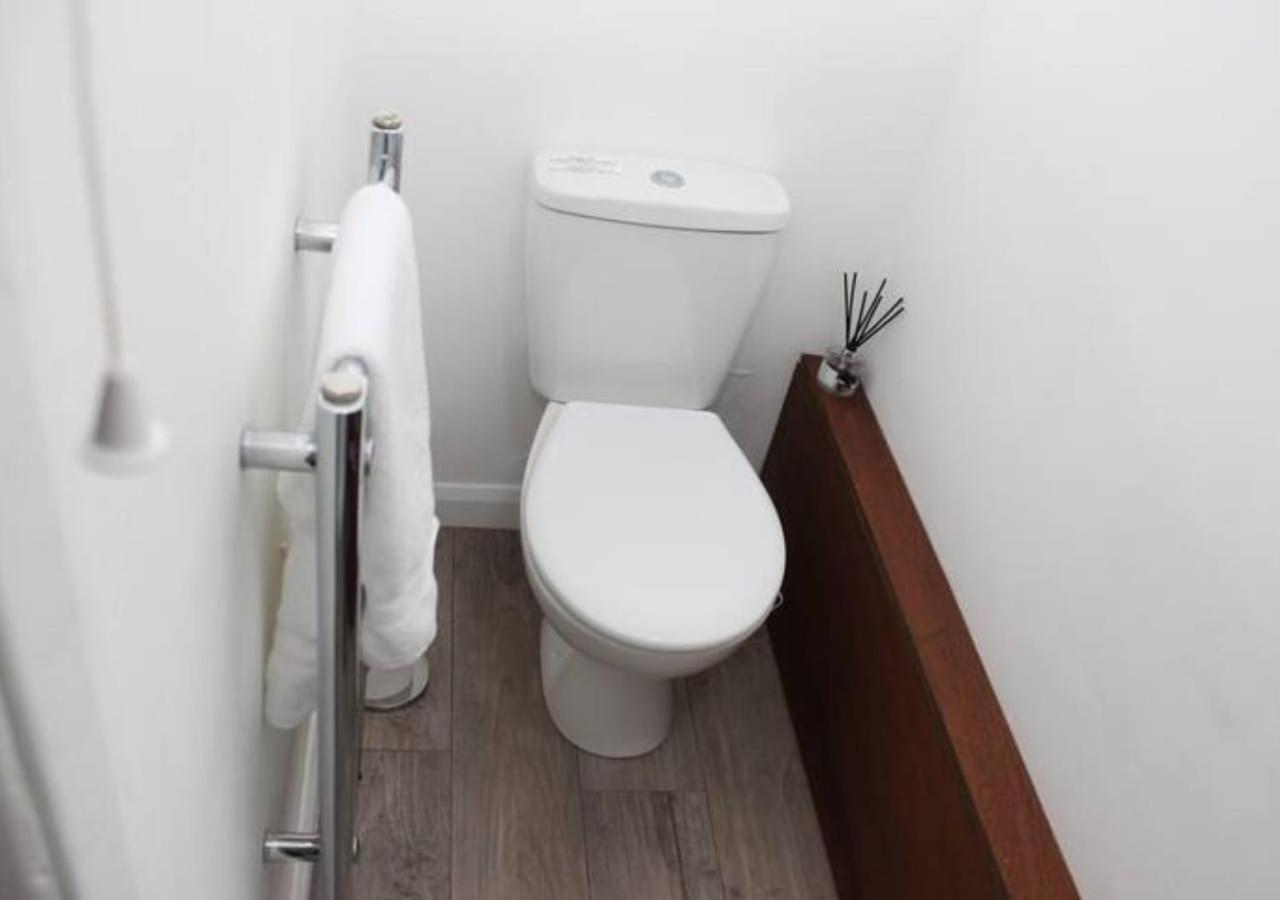 Newly Refurbished 3 Bed 2.5 Bath House In Staines Villa Eksteriør billede