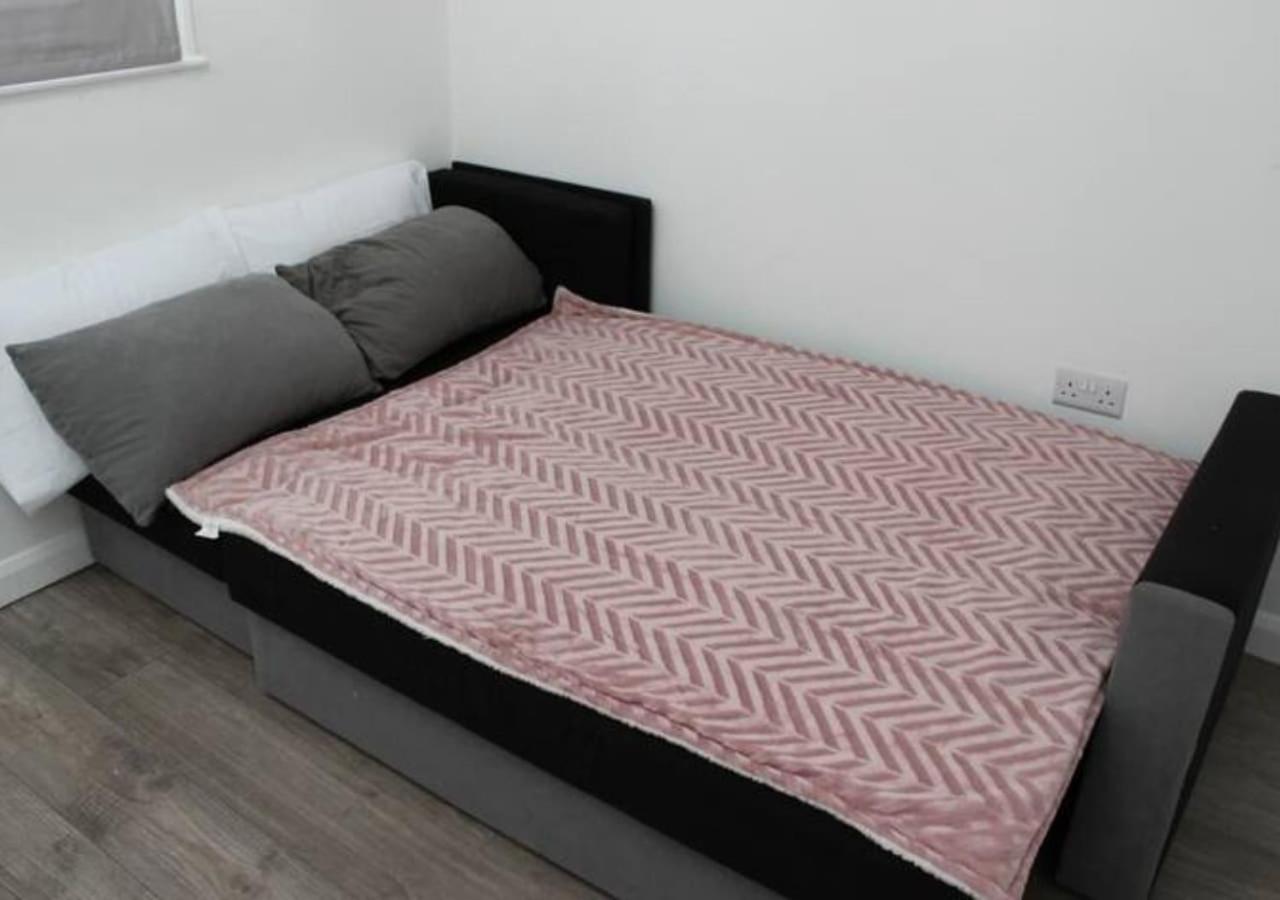 Newly Refurbished 3 Bed 2.5 Bath House In Staines Villa Eksteriør billede