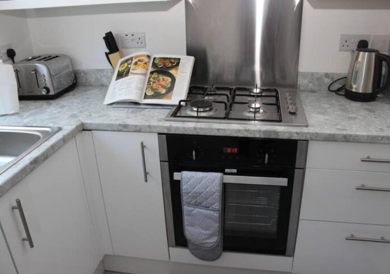 Newly Refurbished 3 Bed 2.5 Bath House In Staines Villa Eksteriør billede