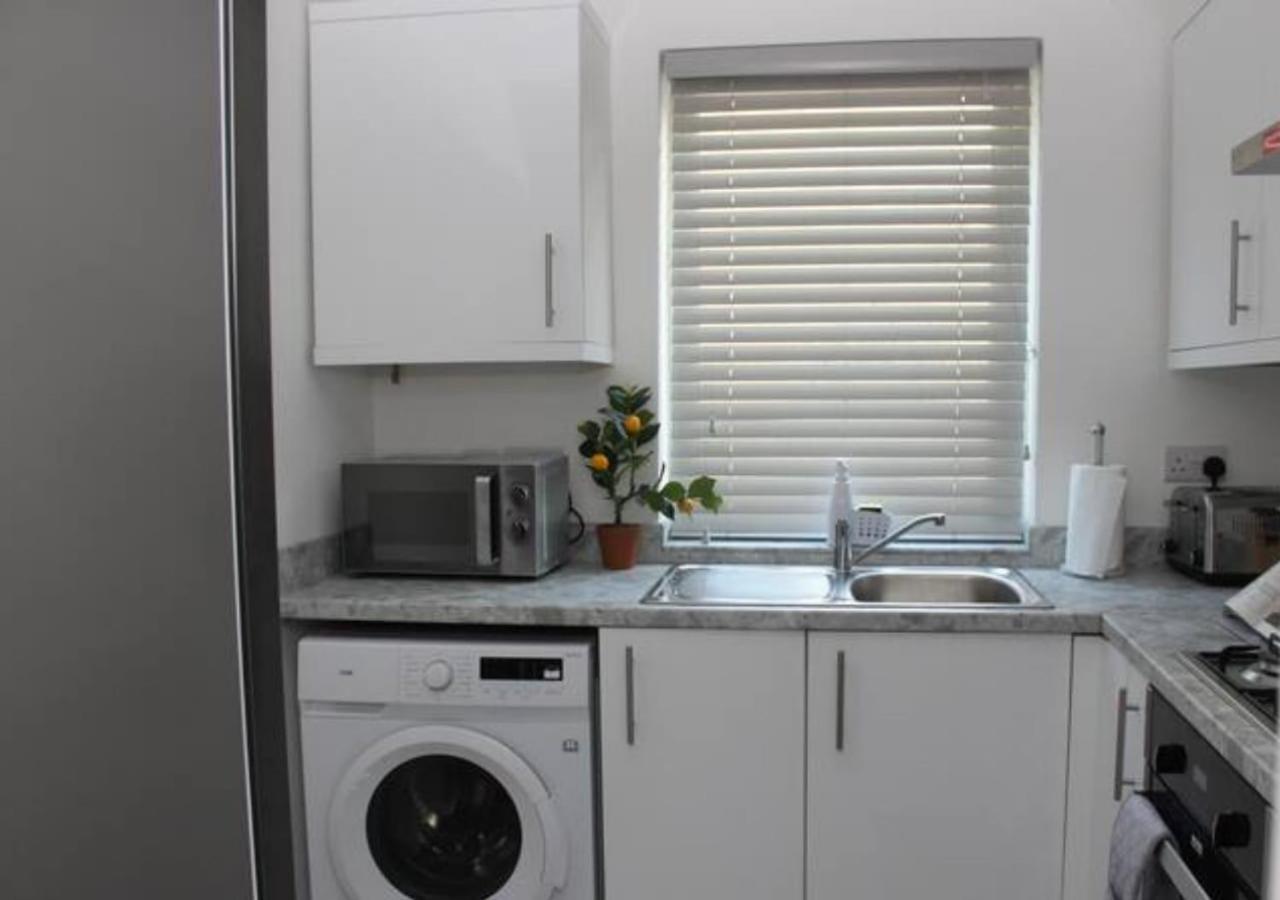 Newly Refurbished 3 Bed 2.5 Bath House In Staines Villa Eksteriør billede