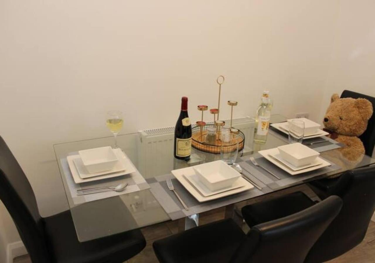 Newly Refurbished 3 Bed 2.5 Bath House In Staines Villa Eksteriør billede