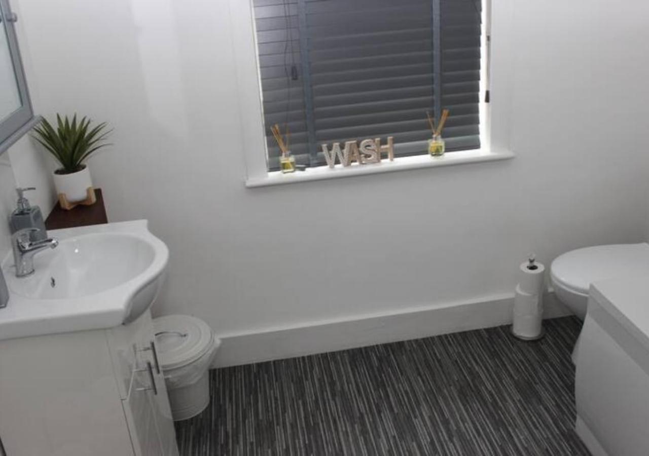 Newly Refurbished 3 Bed 2.5 Bath House In Staines Villa Eksteriør billede