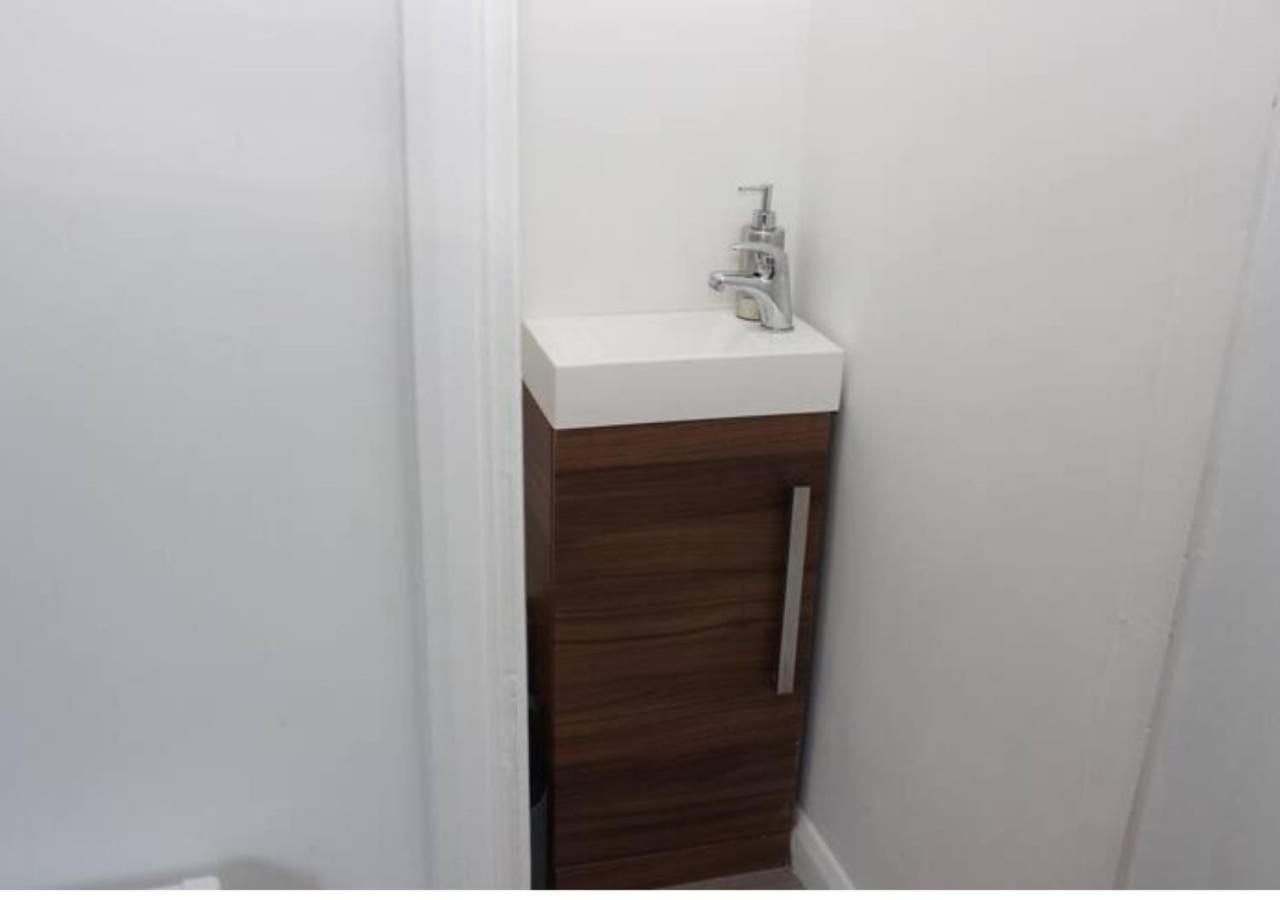 Newly Refurbished 3 Bed 2.5 Bath House In Staines Villa Eksteriør billede