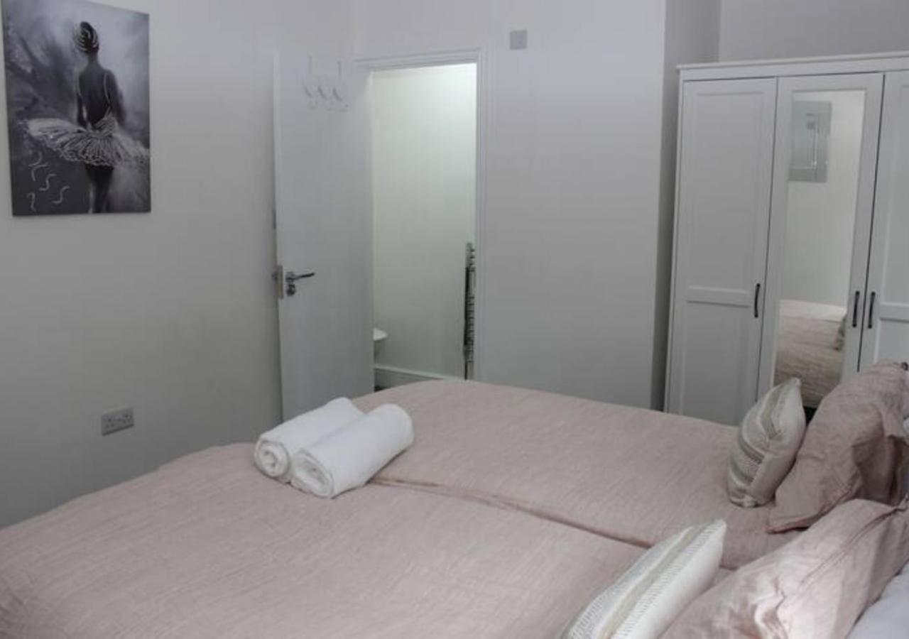 Newly Refurbished 3 Bed 2.5 Bath House In Staines Villa Eksteriør billede